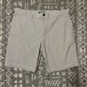 Banana Republic Men's Striped Flat Front Shorts size 31 10” inseam (R124)